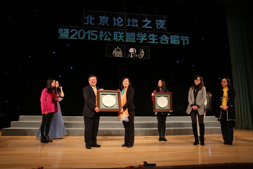 叶静漪副书记向松联盟成员台湾大学张庆瑞副校长赠送纪念盘.JPG 叶静漪副书记向松联盟成员台湾大学张庆瑞副校长赠送纪念盘.JPG
