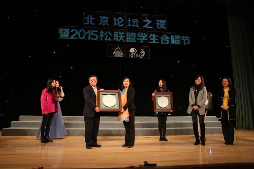 叶静漪副书记向松联盟成员台湾大学张庆瑞副校长赠送纪念盘.JPG