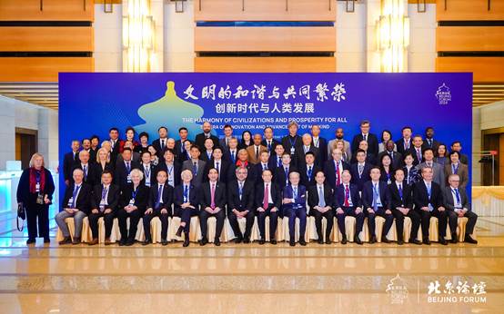 一群人站在台上 AI 生成的内容可能不正确。
