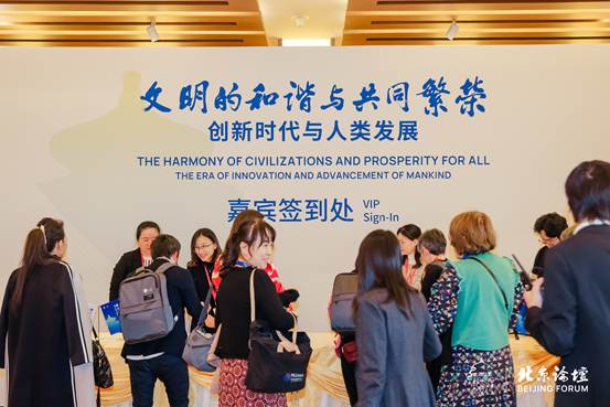 一群人站在台上演讲 AI 生成的内容可能不正确。