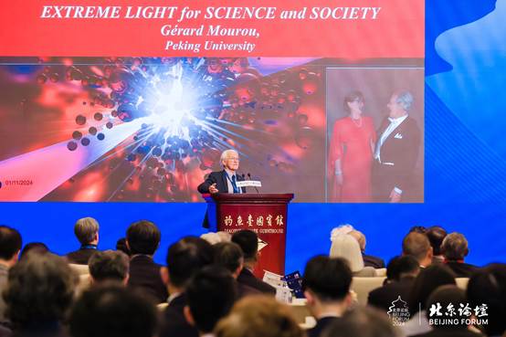 人们在看台上的人演出 AI 生成的内容可能不正确。
