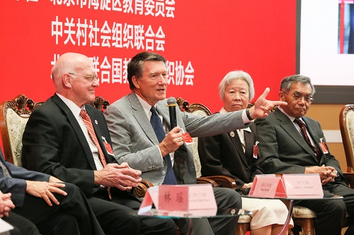 John L. Holden（何立强）副院长发言.jpg