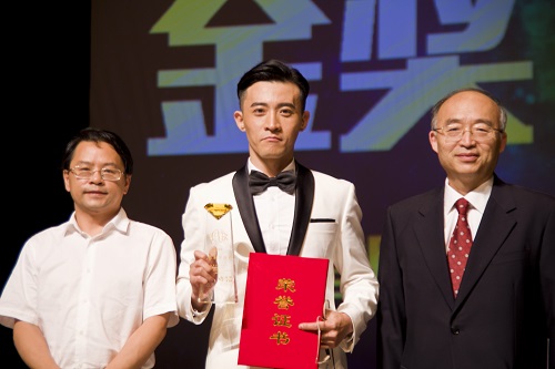 吴志攀常务副校长为金奖获得者原创音乐剧《大红灯笼》选段《我是谁》的演唱者颁奖.jpg