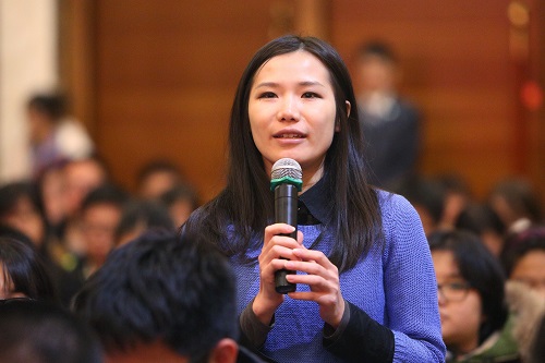 北大学生现场提问.JPG 北大学生现场提问.JPG