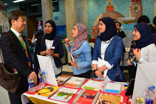 付志明教授向埃及学生介绍我校.JPG 付志明教授向埃及学生介绍我校.JPG