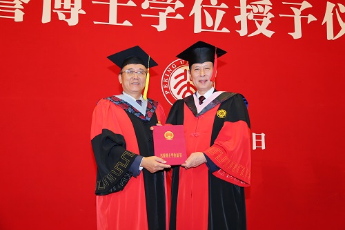 林建华校长为镰田薰校长授予北京大学名誉博士学位.JPG 林建华校长为镰田薰校长授予北京大学名誉博士学位.JPG