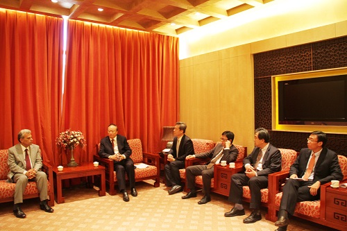 交谈中.JPG 交谈中.JPG