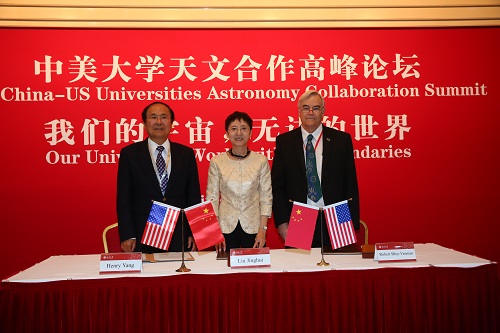 签署协议.JPG 签署协议.JPG