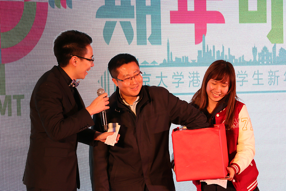 【图6】刘海峰副处长参与抽奖互动.jpg 【图6】刘海峰副处长参与抽奖互动.jpg