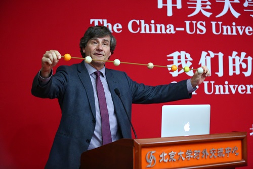 伯克利加州大学Alex Fillipenko教授作报告.JPG 伯克利加州大学Alex Fillipenko教授作报告.JPG