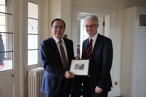 林建华校长与剑桥大学耶稣学院院长伊恩·怀特合影.JPG 林建华校长与剑桥大学耶稣学院院长伊恩·怀特合影.JPG