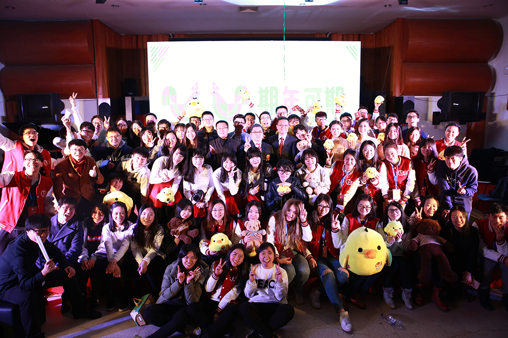 【图7】晚会嘉宾与全体演职人员合影.jpg 【图7】晚会嘉宾与全体演职人员合影.jpg