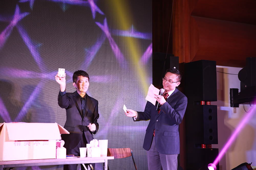 【图3】特邀嘉宾魔术表演.jpg 【图3】特邀嘉宾魔术表演.jpg