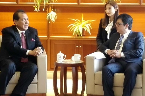 李岩松副校长与印尼前经济统筹部部长丹绒会谈.jpg 李岩松副校长与印尼前经济统筹部部长丹绒会谈.jpg