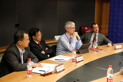 龙永图部长在分组讨论中.jpg 龙永图部长在分组讨论中.jpg