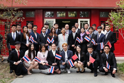 诗琳通公主殿下与北大中泰学子合影.JPG 诗琳通公主殿下与北大中泰学子合影.JPG