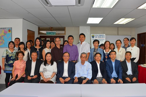 代表团一行与马来亚大学中文系和中国研究所师生合影.JPG 代表团一行与马来亚大学中文系和中国研究所师生合影.JPG