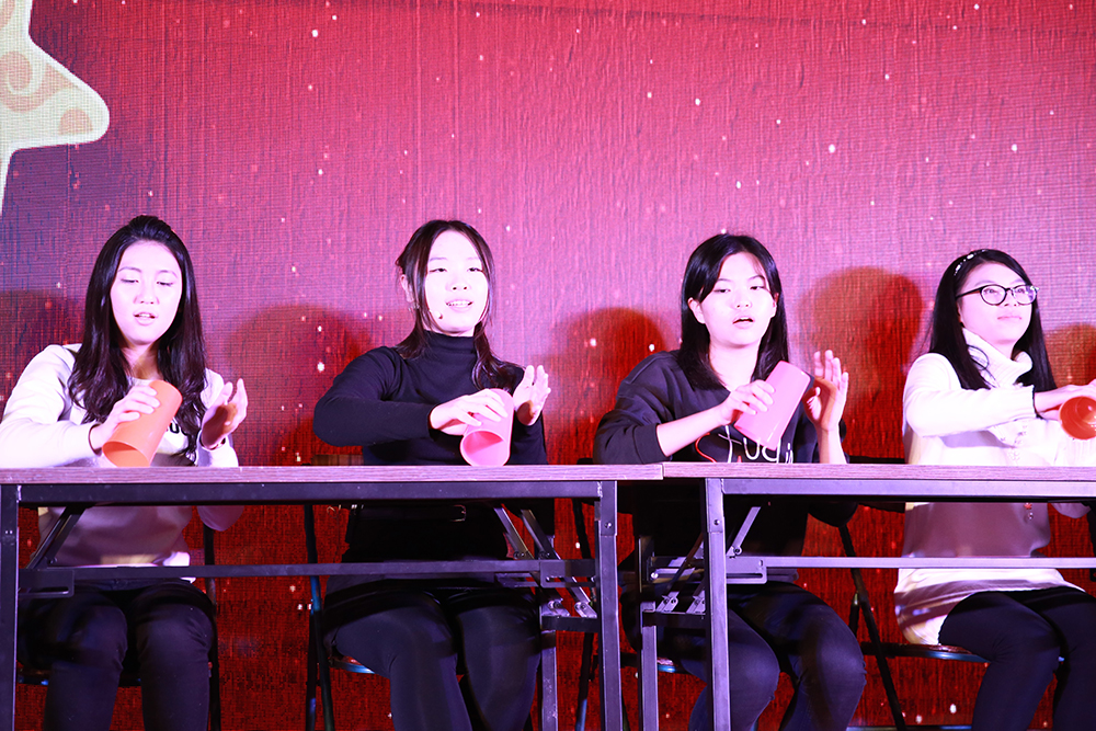 【图5】未名扬帆班杯子舞表演.jpg 【图5】未名扬帆班杯子舞表演.jpg