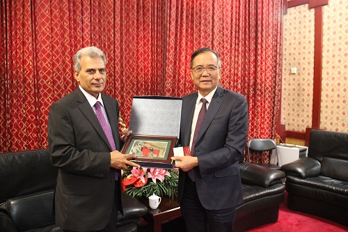 林校长向开罗大学校长Gaber Nasser教授赠送北大纪念品.JPG 林校长向开罗大学校长Gaber Nasser教授赠送北大纪念品.JPG