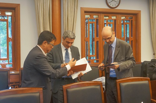 李校长与Piga先生互换礼物.jpg 李校长与Piga先生互换礼物.jpg