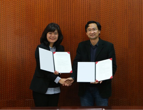 12. 北京大学人口研究所常务副所长陈功与东海大学企业管理学系教授兼副教务长签署合作备忘录.jpg 12. 北京大学人口研究所常务副所长陈功与东海大学企业管理学系教授兼副教务长签署合作备忘录.jpg