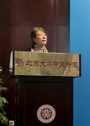 3.北京大学人口研究所所长郑晓瑛教授致欢迎词.jpg 3.北京大学人口研究所所长郑晓瑛教授致欢迎词.jpg