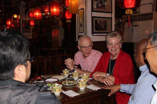 席间交谈.JPG 席间交谈.JPG