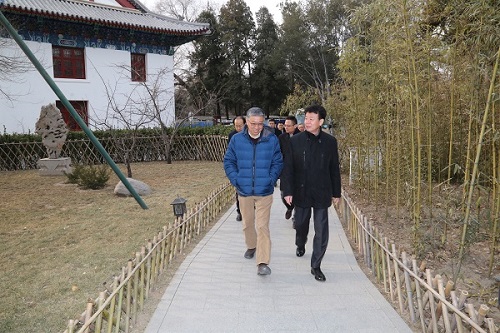 田校长陪同参观.jpg 田校长陪同参观.jpg