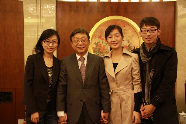 吴然天校长与记者们合影留念。从左至右依次为:翻译丁一、吴然天校长、记者刘雯昕、记者刘东。.JPG 吴然天校长与记者们合影留念。从左至右依次为:翻译丁一、吴然天校长、记者刘雯昕、记者刘东。.JPG