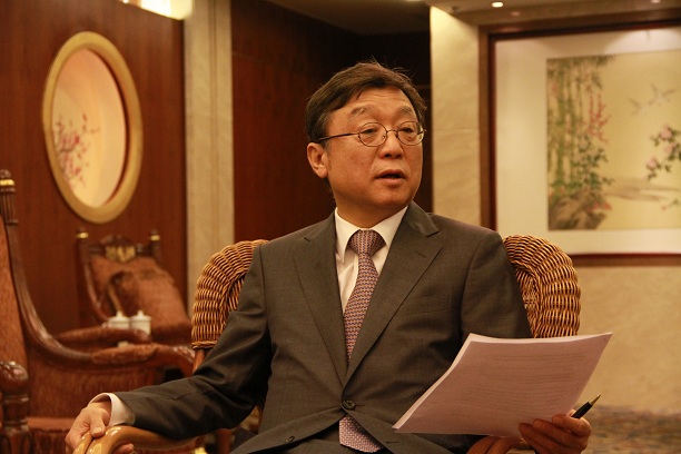 吴然天教授正回答问题。.JPG 吴然天教授正回答问题。.JPG