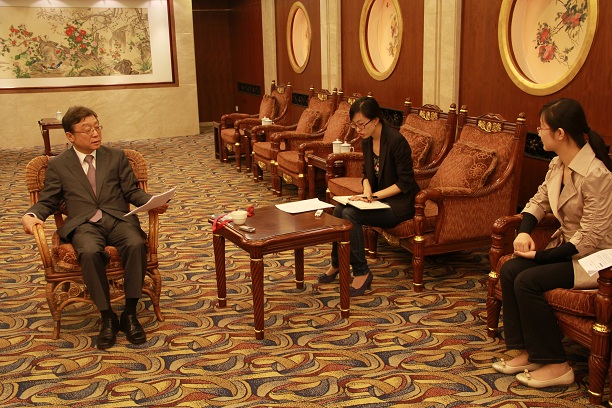 吴然天校长正接受采访。图右为记者刘雯昕,图中为翻译丁一。.JPG 吴然天校长正接受采访。图右为记者刘雯昕,图中为翻译丁一。.JPG