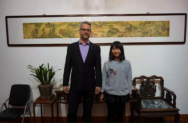 贺迈与记者叶陈宁.png 贺迈与记者叶陈宁.png