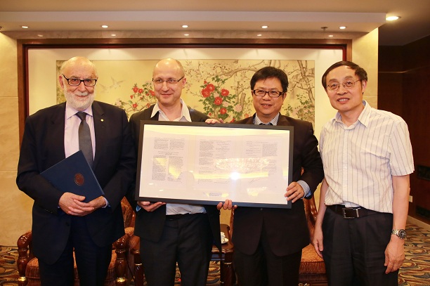 恩格勒获“北京大学大学堂顶尖学者讲学计划”铜牌及证书.JPG 恩格勒获“北京大学大学堂顶尖学者讲学计划”铜牌及证书.JPG