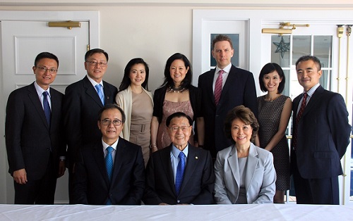 北京大学代表团与赵锡成博士一家合影.jpg 北京大学代表团与赵锡成博士一家合影.jpg