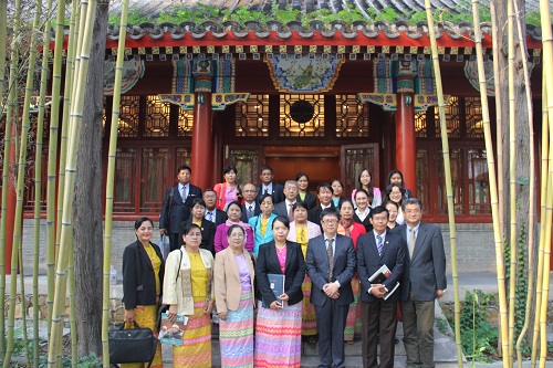 李岩松副校长与曼德勒大学代表团合影.JPG 李岩松副校长与曼德勒大学代表团合影.JPG