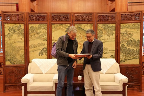 2 赠送礼物_新闻.jpg 2 赠送礼物_新闻.jpg