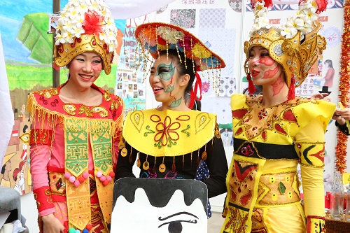 北大国际文化节上的各国留学生.JPG 北大国际文化节上的各国留学生.JPG