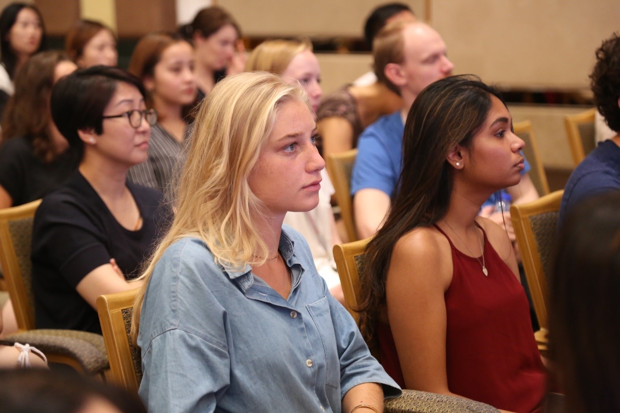 参加暑期学校开班仪式的学生.jpg 参加暑期学校开班仪式的学生.jpg