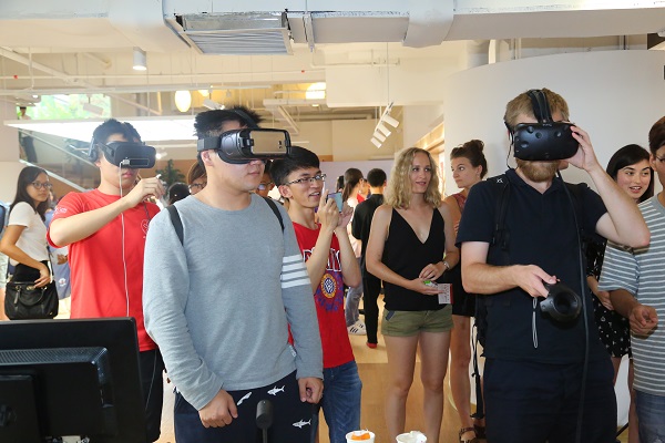 图5:体验城市VR旅游.JPG 图5:体验城市VR旅游.JPG