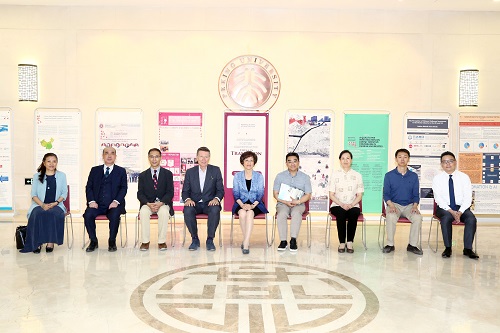 04 学生调研成果展示会嘉宾合影.JPG 04 学生调研成果展示会嘉宾合影.JPG