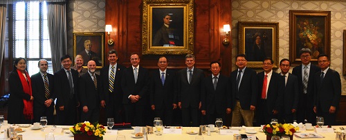 代表团一行与哈佛大学学者举行午餐会.jpg 代表团一行与哈佛大学学者举行午餐会.jpg