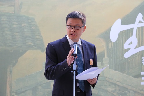 策展人向勇教授主持画展开幕式.JPG 策展人向勇教授主持画展开幕式.JPG