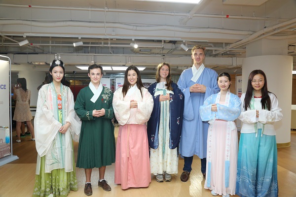 图3:试穿汉服.JPG 图3:试穿汉服.JPG