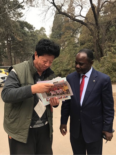 毕业校友与王文泉老师合影.jpg 毕业校友与王文泉老师合影.jpg