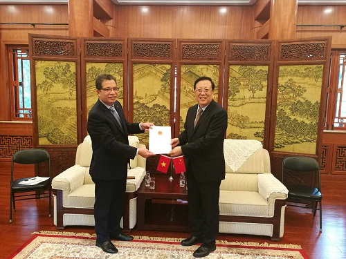 越南驻华大使邓明魁向郝书记递交感谢信.jpg 越南驻华大使邓明魁向郝书记递交感谢信.jpg