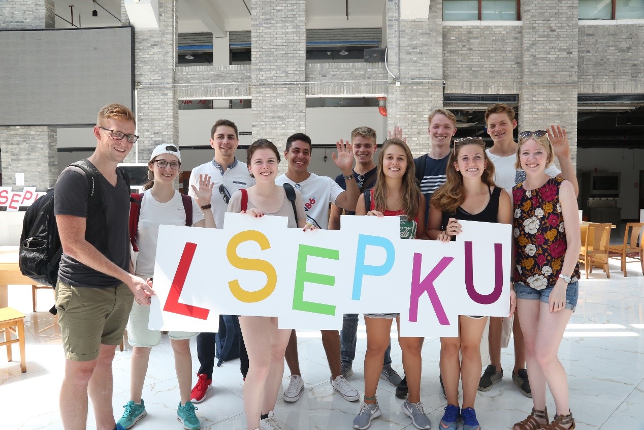 报到注册现场.jpg 报到注册现场.jpg