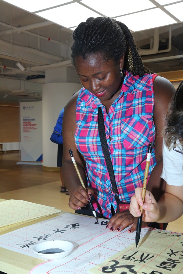 图4:体验中国书法.JPG 图4:体验中国书法.JPG