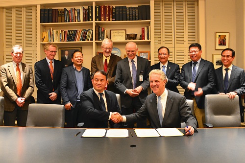 双方代表签署了北京大学与麻省总医院合作备忘录.JPG 双方代表签署了北京大学与麻省总医院合作备忘录.JPG