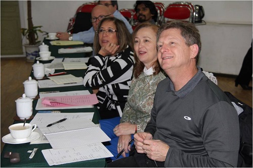 图4外籍教师聚精会神地听取志愿者讲解.jpg 图4外籍教师聚精会神地听取志愿者讲解.jpg