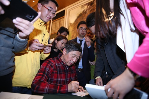 吴建民大使为新书签名.JPG 吴建民大使为新书签名.JPG